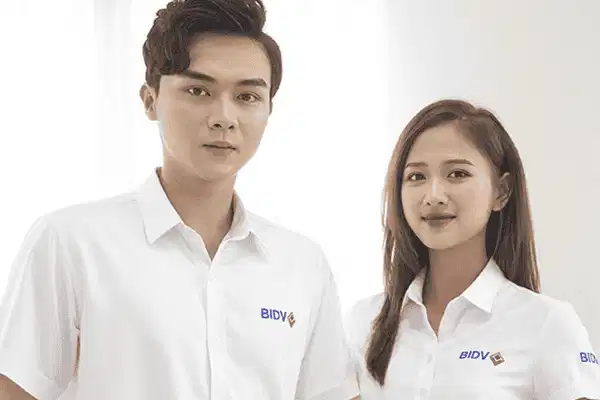 Thợ may lành nghề thực hiện đo đạc và cắt rập áo sơ mi