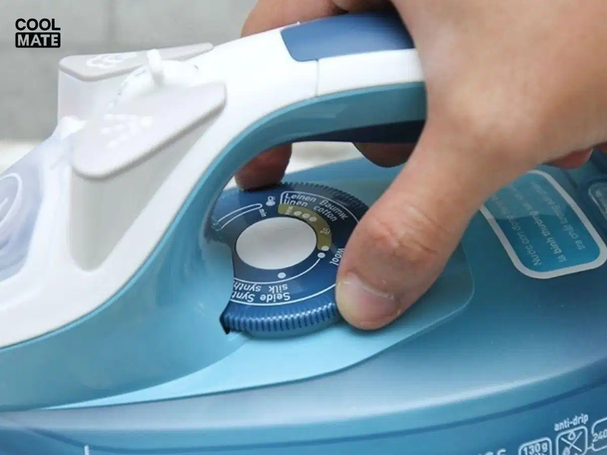 Điều chỉnh nhiệt độ phù hợp trước khi ủi quần jean Điều chỉnh nhiệt độ phù hợp trước khi ủi quần jean