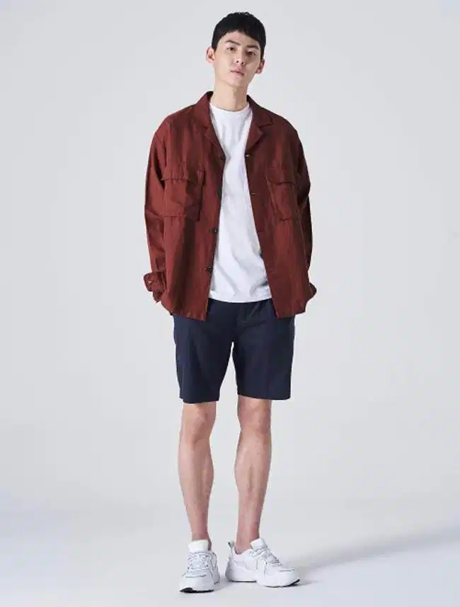 Phối quần short thể thao cùng áo khoác gió nhiều lớp