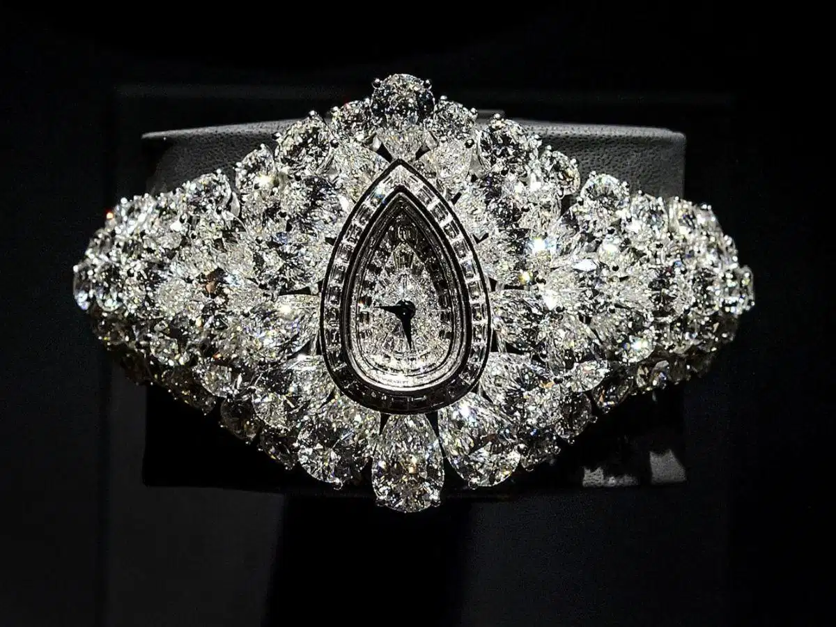 Đồng hồ Graff Diamonds The Fascination với các viên kim cương hình quả lê Đồng hồ Graff Diamonds The Fascination với các viên kim cương hình quả lê