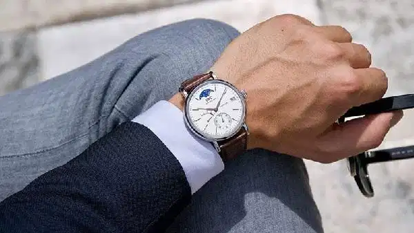 Đồng hồ mặt số trắng thanh thoát dễ phối đồ