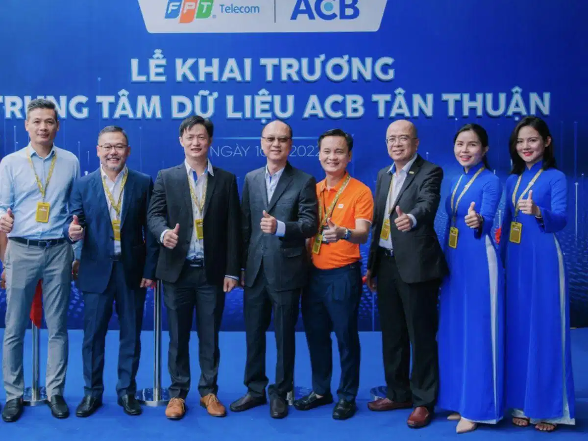 Đồng phục áo dài ACB Nữ nhân viên ACB diện đồng phục áo dài truyền thống trong dịp lễ