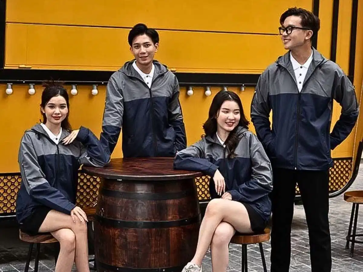 Đồng phục áo gió phù hợp cho sinh viên và cả người đi làm Đồng phục áo gió phù hợp cho sinh viên và cả người đi làm