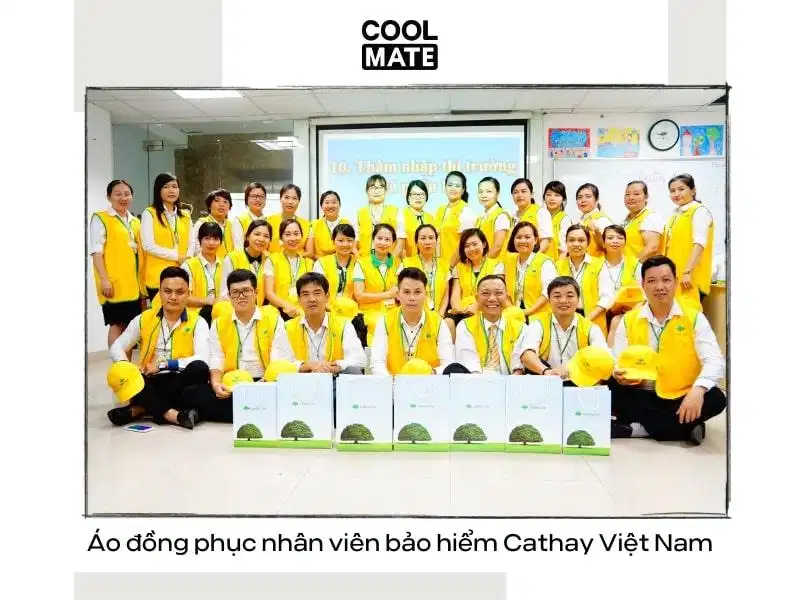 Đồng phục Cathay Việt Nam Đồng phục phối xanh lá và vàng của Cathay Life Việt Nam