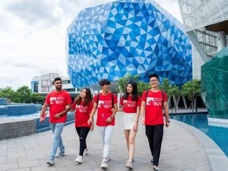Đồng phục British University Vietnam Màu đỏ rực rỡ đặc trưng của trường Đại học Anh Quốc Việt Nam