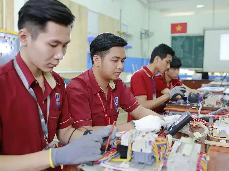 Đồng phục Đại học Nguyễn Tất Thành Áo polo đỏ viền vàng của Đại học Nguyễn Tất Thành