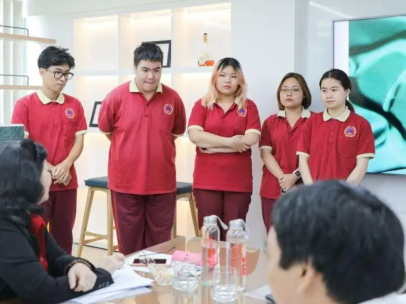 Đồng phục Đại học Quốc tế Sài Gòn Chi tiết bo dệt tinh tế của Đại học Quốc tế Sài Gòn