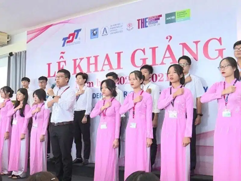 Đồng phục áo dài Đại học Tôn Đức Thắng Tà áo dài hồng phấn truyền thống của nữ sinh Đại học Tôn Đức Thắng