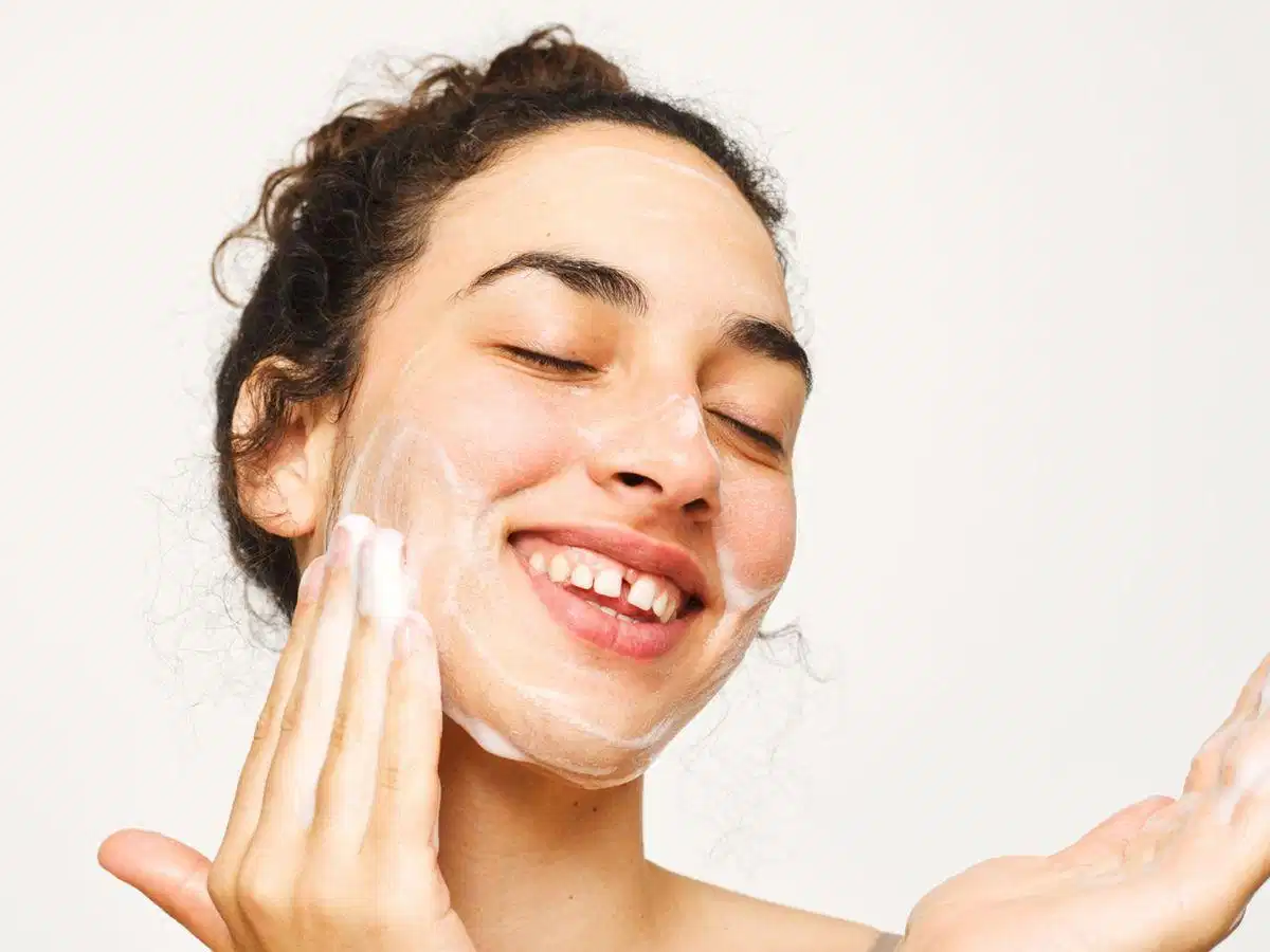 Làm sạch da buổi tối khi dùng kem chống nắng hoặc trang điểm Làm sạch da buổi tối khi dùng kem chống nắng hoặc trang điểm