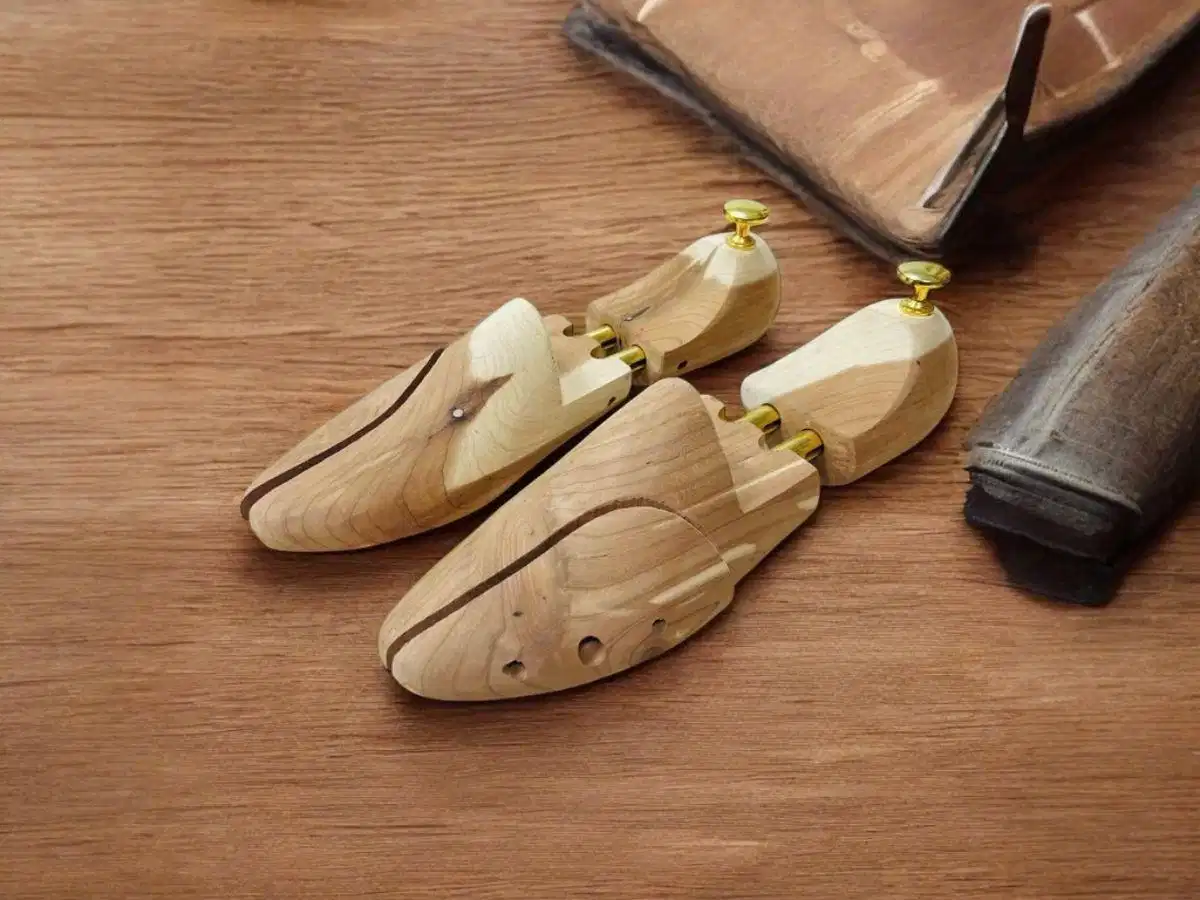 Cây giữ form giày da cedar shoe tree Sử dụng cây giữ form giày bằng gỗ tuyết tùng để hút ẩm và định hình phom da