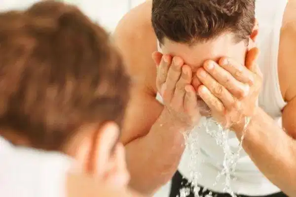 Đừng chỉ rửa mặt bằng nước Đừng chỉ rửa mặt bằng nước