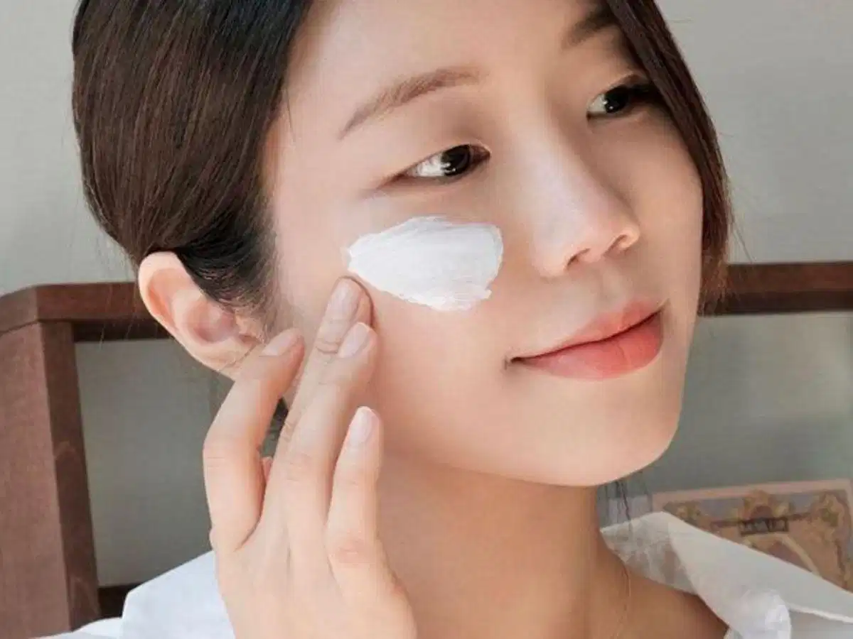 Nên dùng kem chống nắng riêng trước khi trang điểm