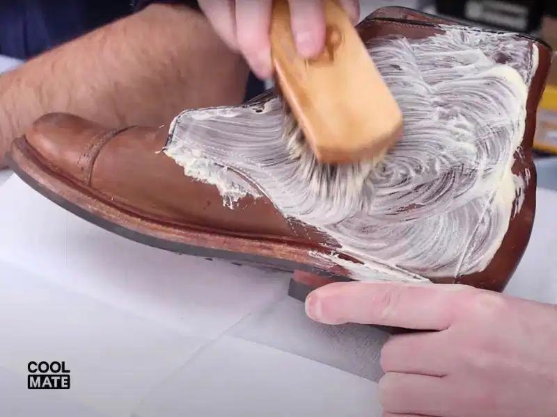 Dùng dung dịch vệ sinh chuyên dụng để vệ sinh giày boot Sử dụng dung dịch vệ sinh chuyên dụng cho giày boot nam