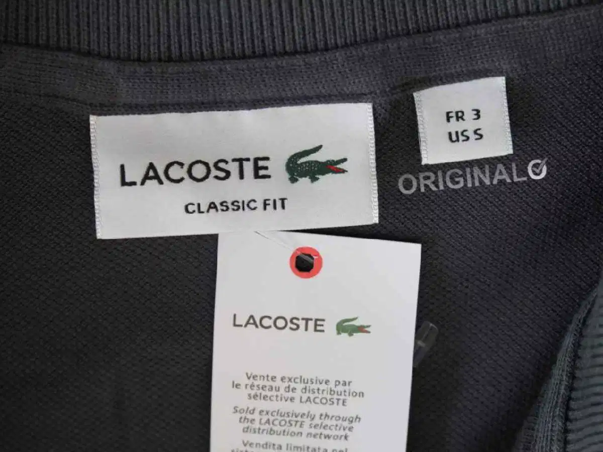 Mặt trái đường thêu logo trên áo thun Lacoste