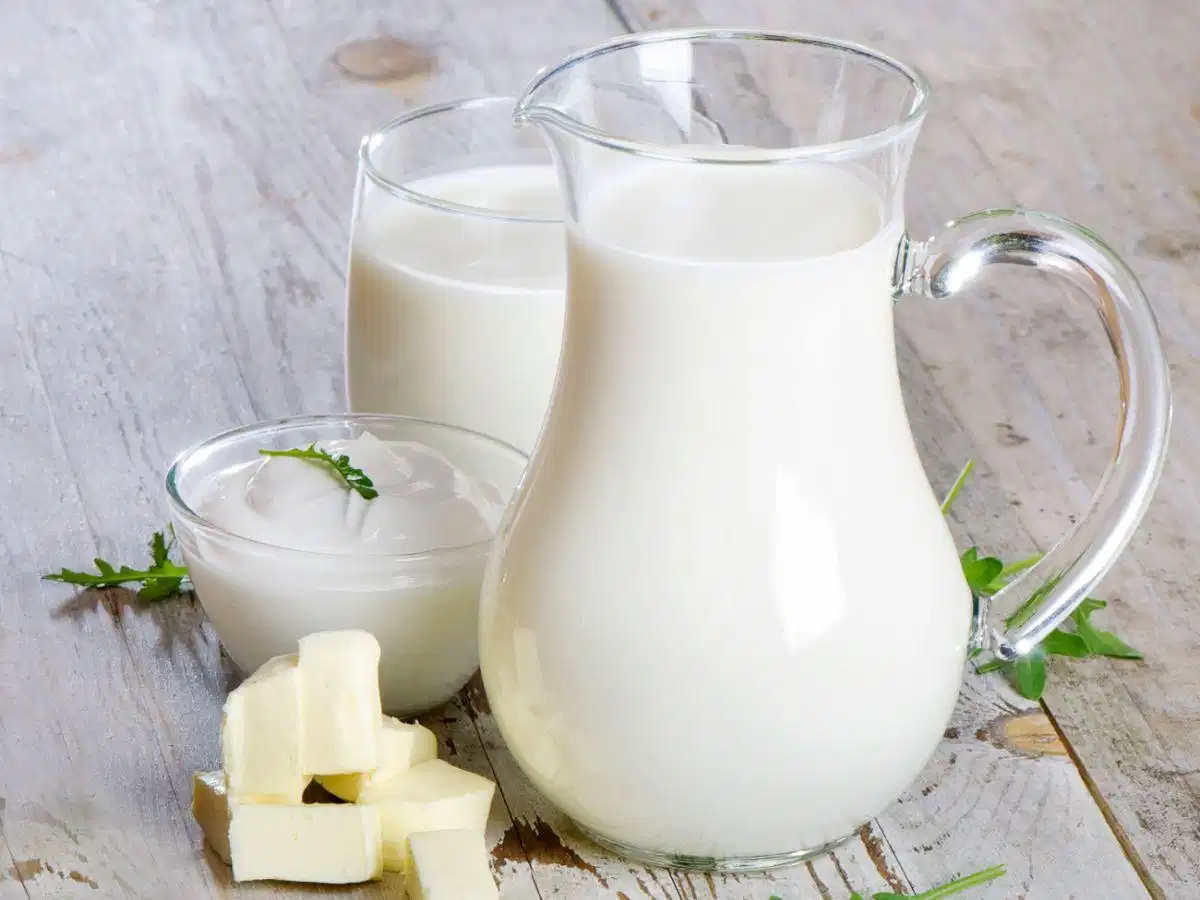 Dùng sữa tươi hoặc sữa chua để tẩy vết thuốc nhuộm Minh họa làm sạch vết thuốc nhuộm trên da nhạy cảm