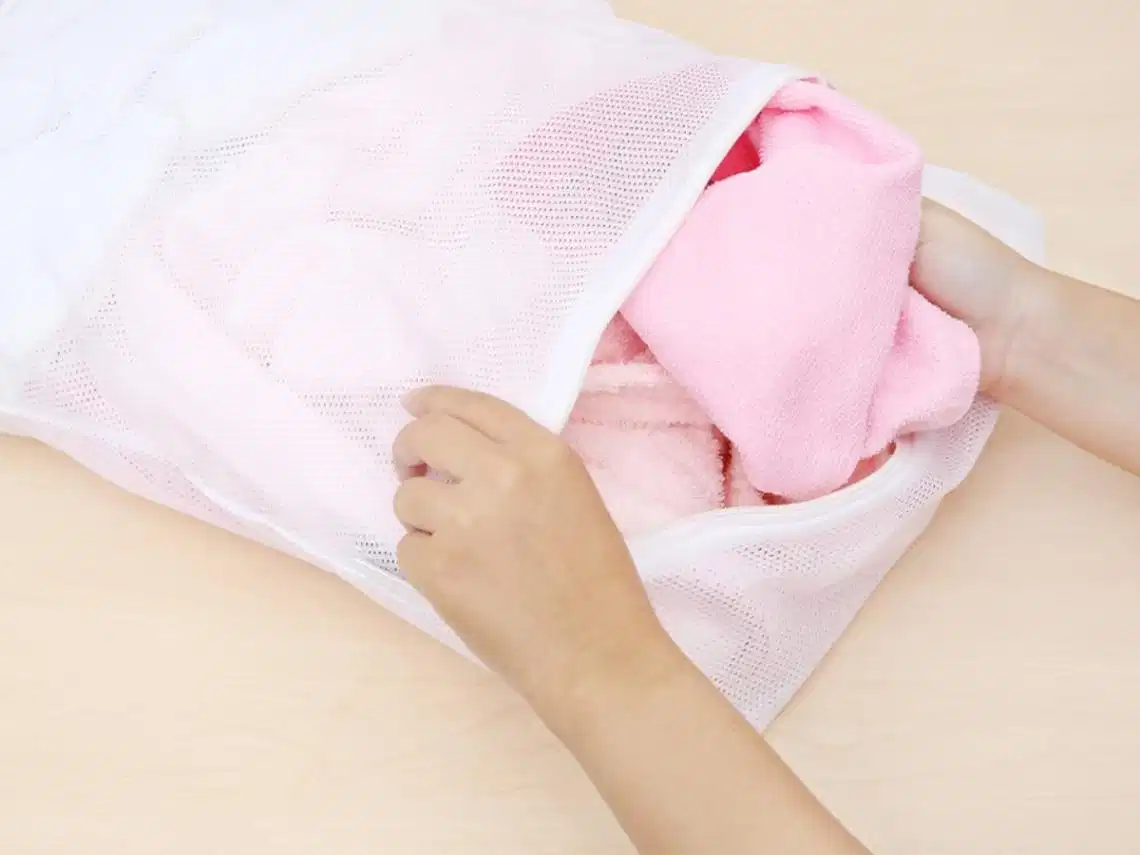 Sử dụng túi giặt khi giặt quần áo len bằng máy