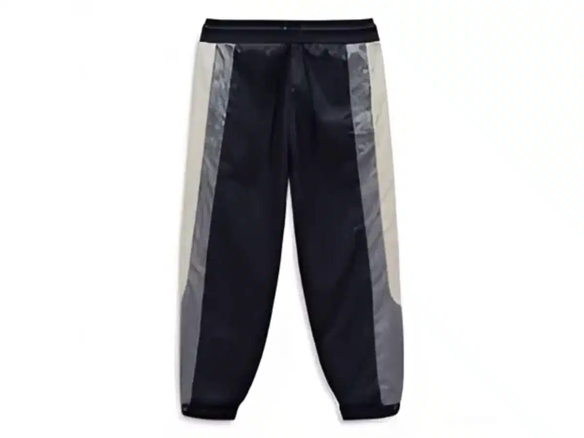 Jogger local brand có chi tiết logo và đường cắt nổi bật