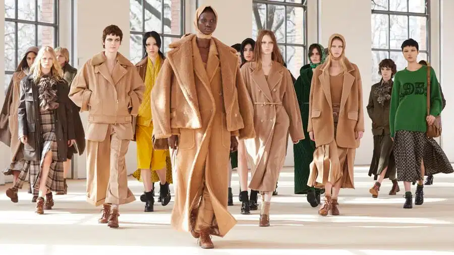 Hàng ghế đầu quy tụ chuyên gia và truyền thông tại Fashion Week Toàn cảnh hàng ghế đầu front-row và sàn runway trong tuần lễ thời trang
