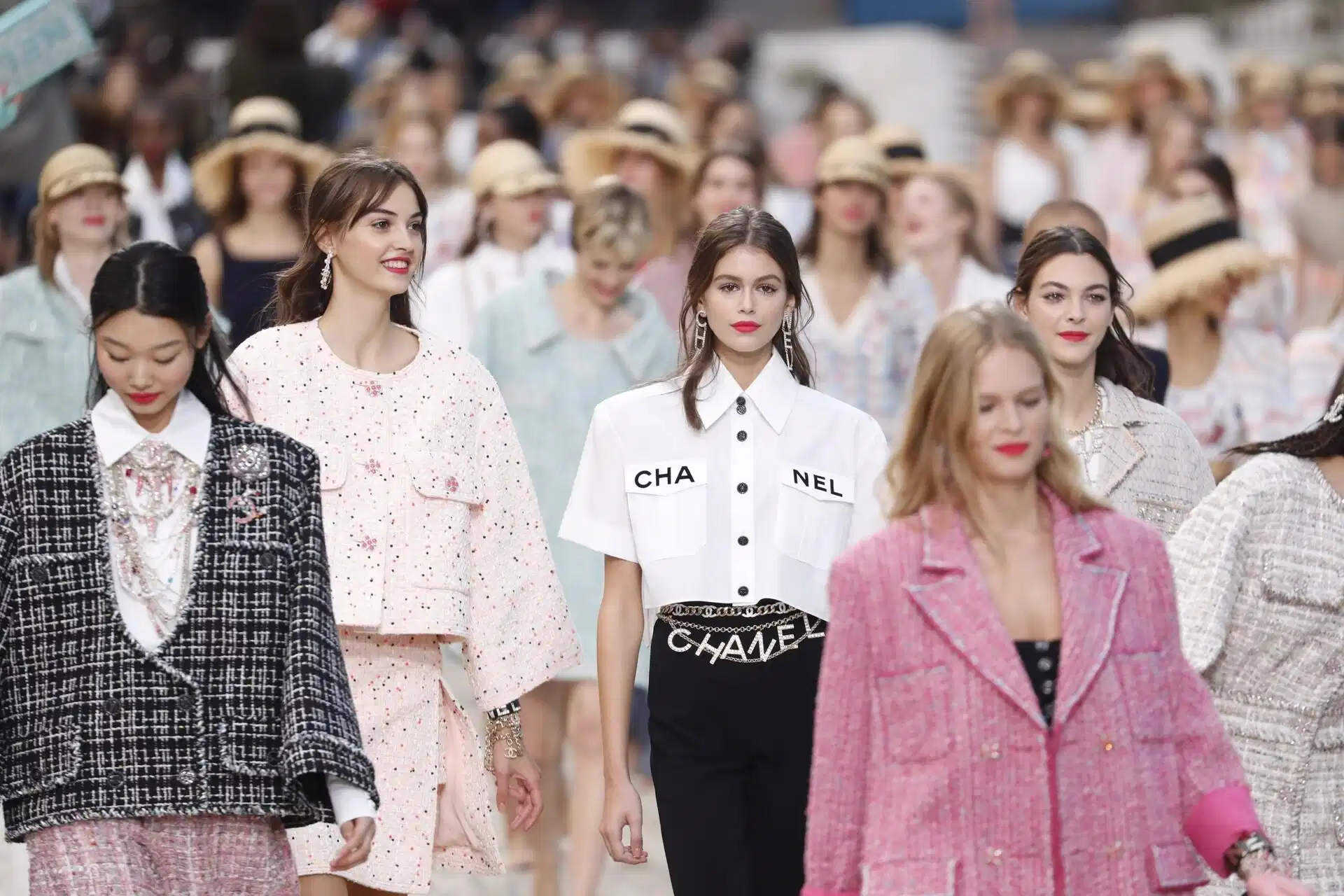 Paris Fashion Week - Kinh đô thời trang và đỉnh cao nghệ thuật Haute Couture Khung cảnh tráng lệ của một sàn diễn thời trang tại Paris Fashion Week