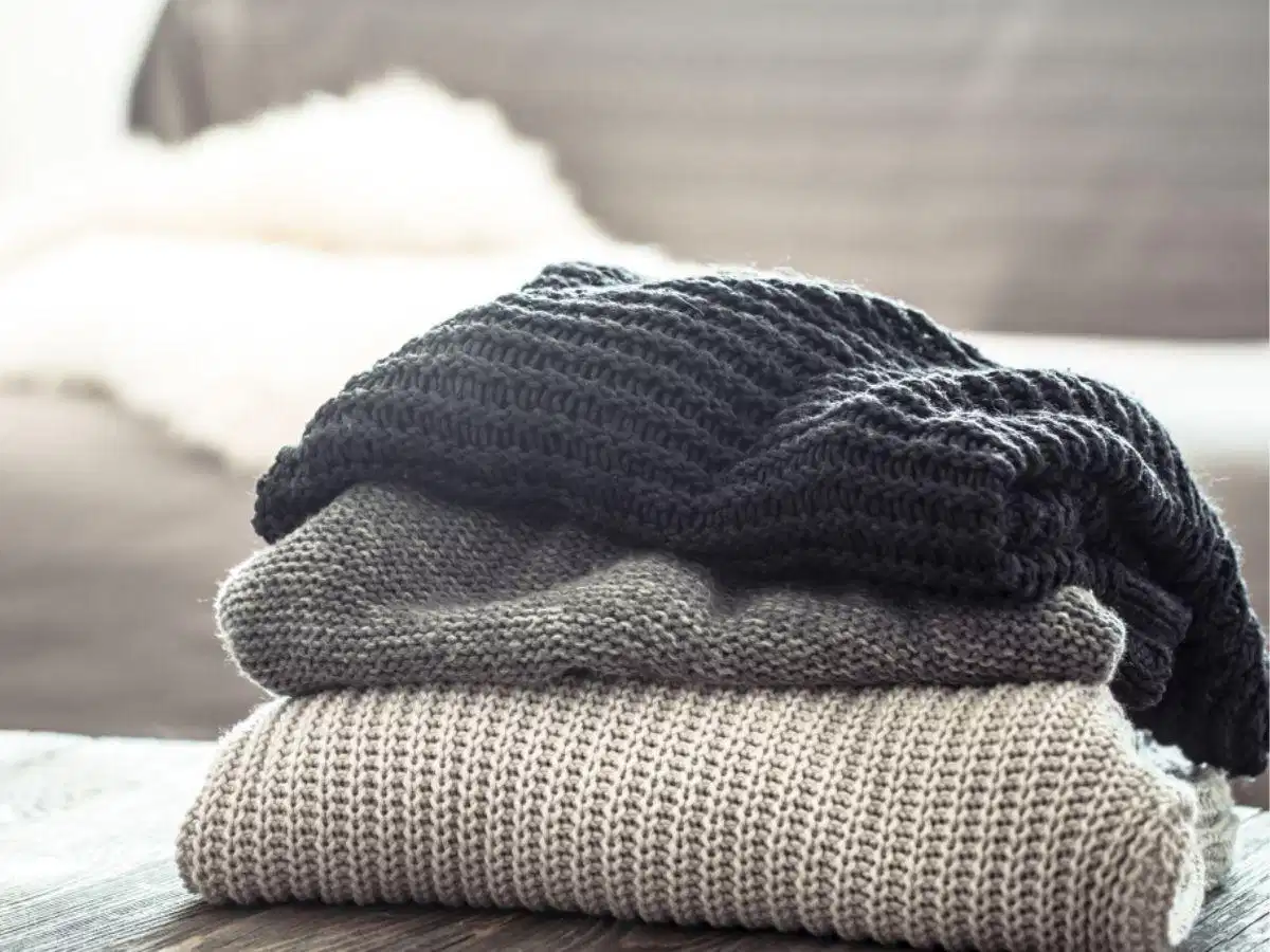 Gấp gọn áo khi không sử dụng Gấp áo sweater gọn gàng thay vì treo móc để tránh mất phom