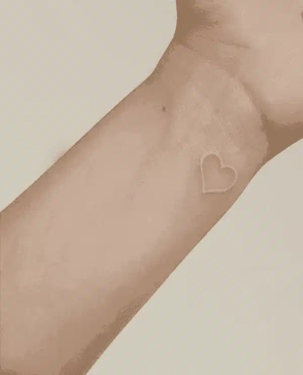 Kỹ thuật xăm mực trắng đòi hỏi sự chính xác và kiểm soát kim tỉ mỉ