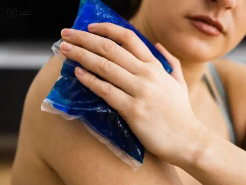 Chườm đá lạnh cục bộ giúp giảm sưng viêm các bó cơ