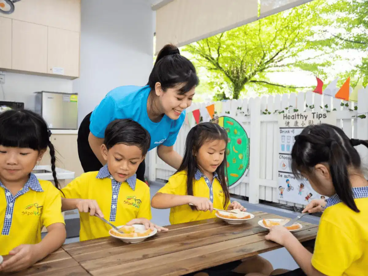 Sự đồng bộ trong trang phục giáo viên nâng cao tính chuyên nghiệp của nhà trường Sự đồng bộ trong trang phục giáo viên nâng cao tính chuyên nghiệp của nhà trường