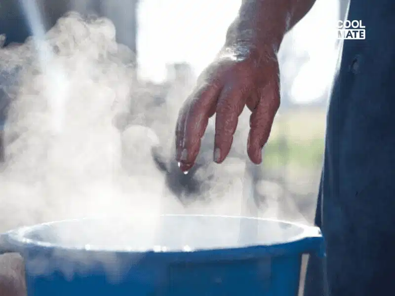 Giặt tất trắng với nước sôi Đun sôi nhẹ nước cùng lát chanh và xà phòng để tẩy ố tất cotton