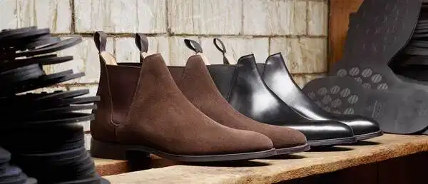 Đôi giày Chelsea boots nam bằng da màu nâu với thiết kế tối giản