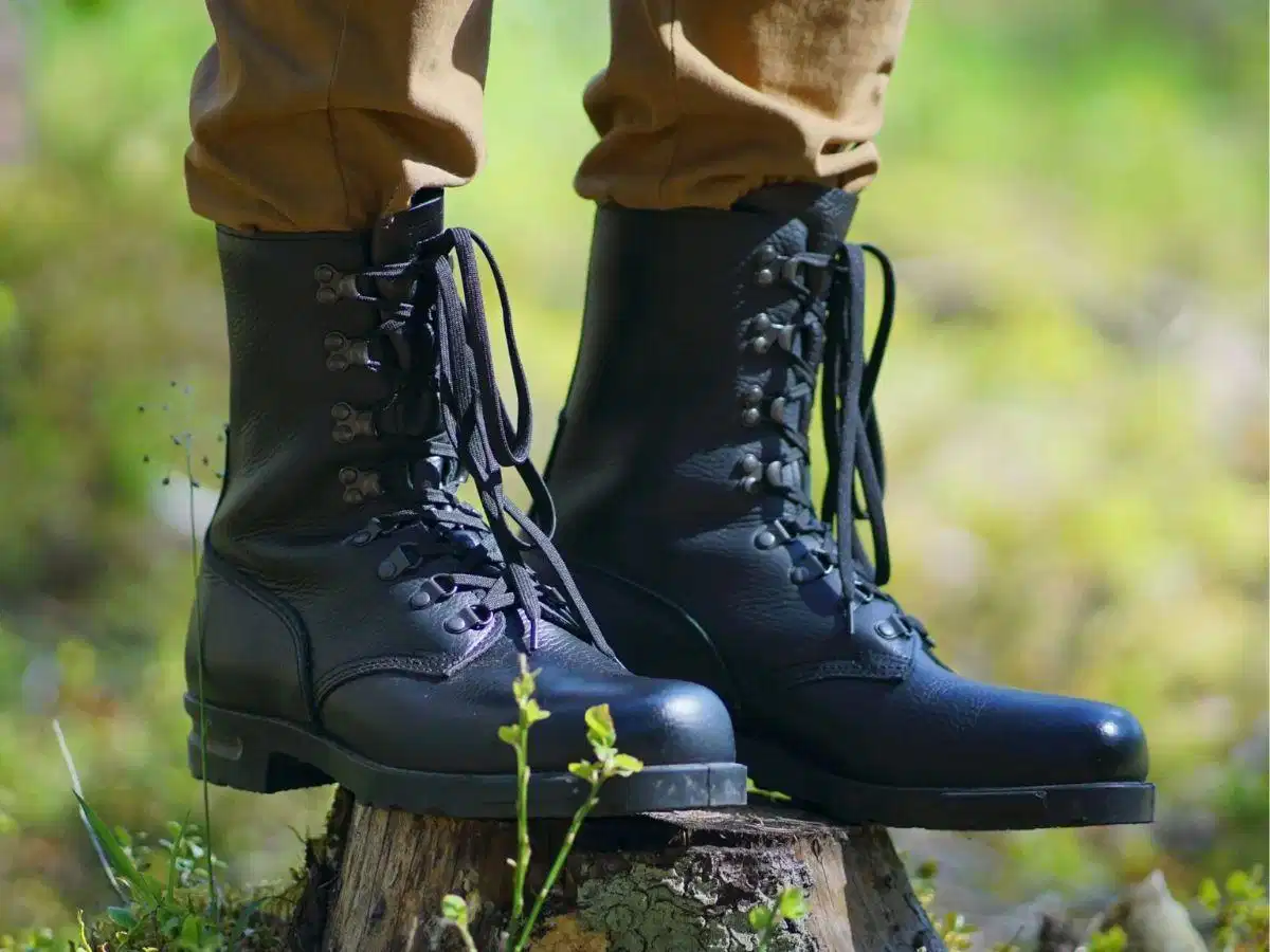 Giày da cổ cao Chelsea boots và combat boots tạo sự đầm chắc cho trang phục