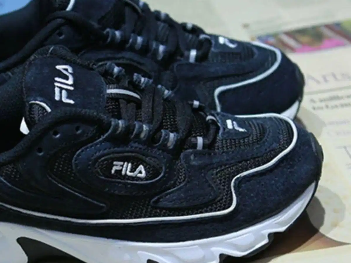 Giày Fila chất liệu da