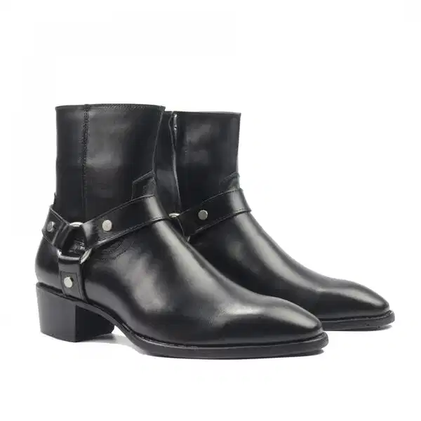 Harness boots với vòng khuyên kim loại và kết cấu dây đai hầm hố