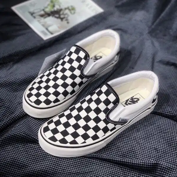Chất liệu da lộn và da trơn cao cấp trên thân giày slip-on nam
