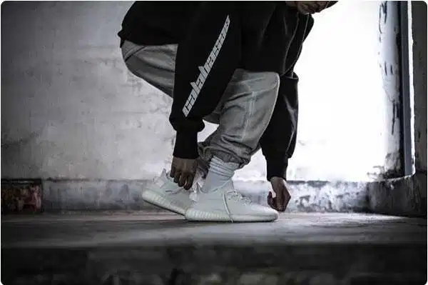 Giày sneaker Adidas Mẫu giày sneaker adidas với đường nét ba sọc đặc trưng