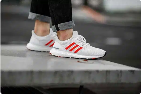 Giày sneaker Low-top Mẫu giày sneaker cổ thấp màu trắng tối giản