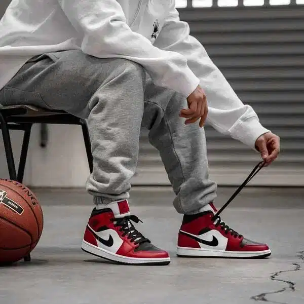 Giày sneaker Nike Mẫu giày sneaker Nike cổ điển với logo dấu Swoosh