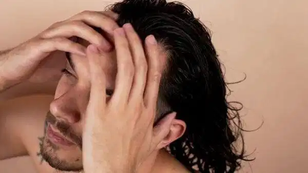 Dầu gội khô và giấy thấm dầu Sử dụng giấy thấm dầu và dầu gội khô xử lý tóc bết dính