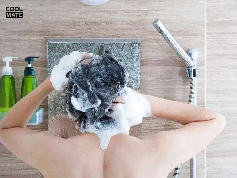 Gội đầu bằng nước lạnh Gội đầu bằng nước mát để bảo vệ màu tóc nhuộm