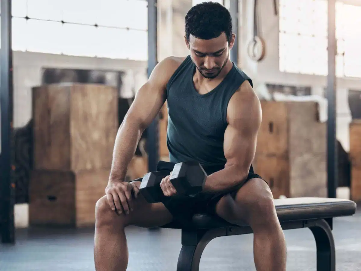 Gym truyền thống và máy tập thể hình Gym truyền thống sử dụng thiết bị và tạ để tác động cô lập vào từng nhóm cơ