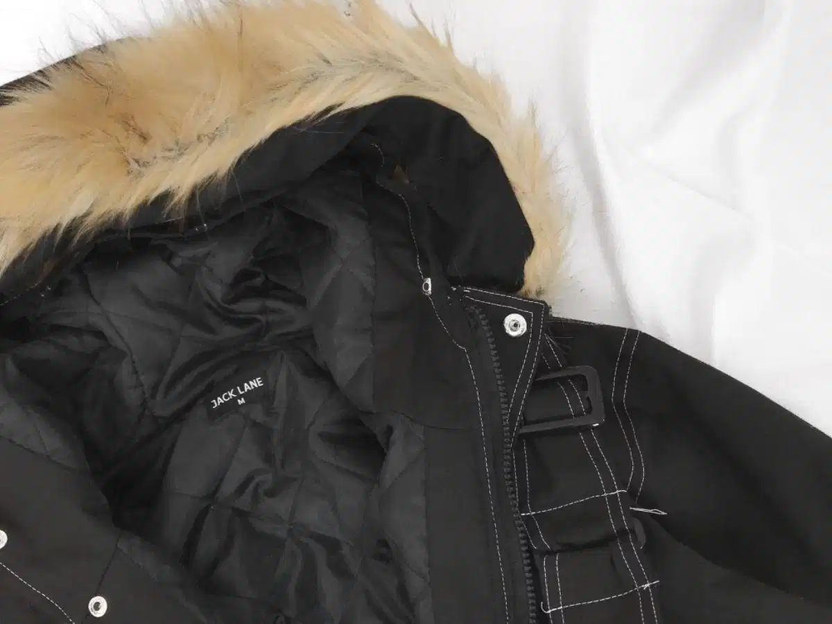 Chất liệu vải ngoài của áo parka nam Kiểm tra chất liệu vải ngoài dày dặn cản gió của áo parka nam