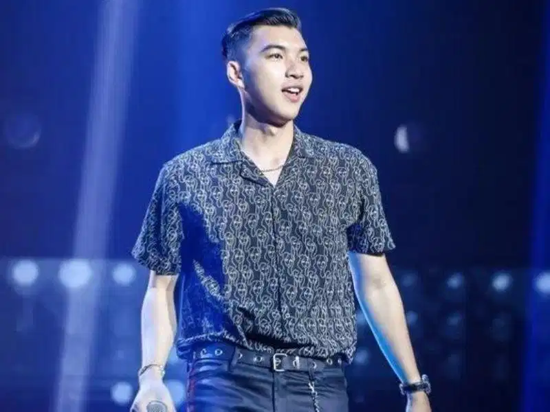HIEUTHUHAI với kiểu tóc Long Trim + Mullet Biến thể tóc dài slick-back phối gáy mullet phong cách