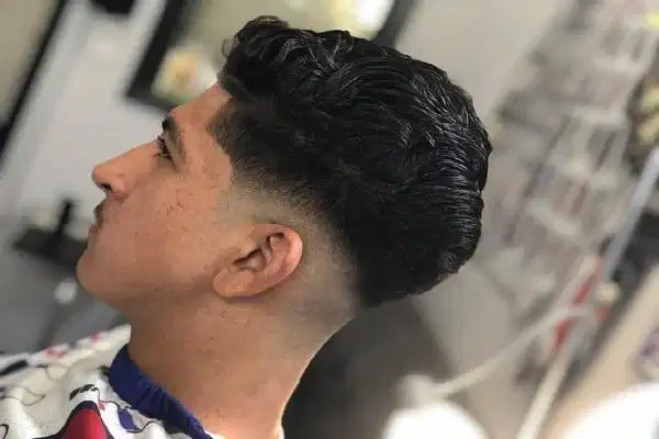 Kiểu tóc High Fade với điểm chuyển tiếp đặt ở vị trí cao Kiểu tóc High Fade với điểm chuyển tiếp đặt ở vị trí cao
