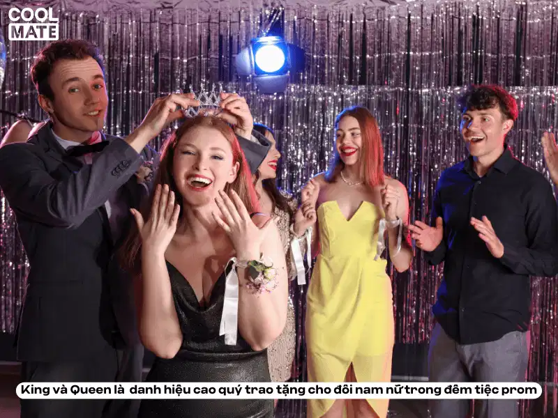 King và Queen của đêm tiệc prom Khoảnh khắc vinh danh King và Queen trong đêm dạ tiệc tốt nghiệp