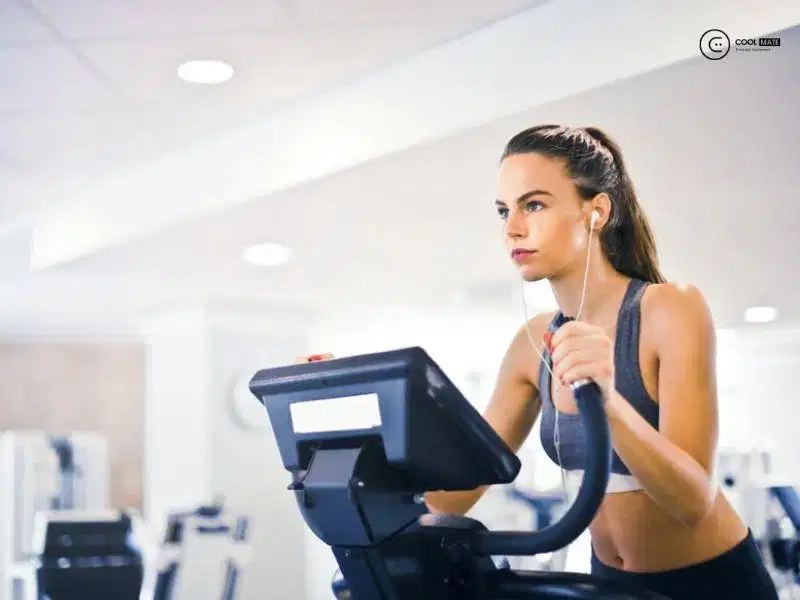 Bứt tốc hết sức trong giai đoạn cường độ cao của HIIT Người chạy dồn toàn lực bứt tốc trên đường chạy trong giai đoạn nước rút