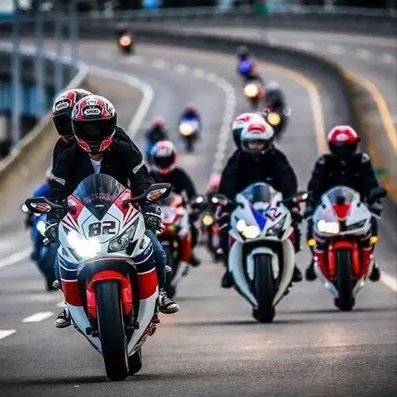 Kỷ luật di chuyển của biker trên đường trường Biker chạy xe giữ khoảng cách an toàn trên đường cao tốc
