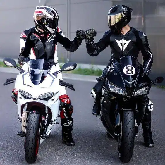 Sự tập trung cao độ khi điều khiển xe mô tô Ánh mắt tập trung quan sát của biker qua kính chắn gió mũ bảo hiểm