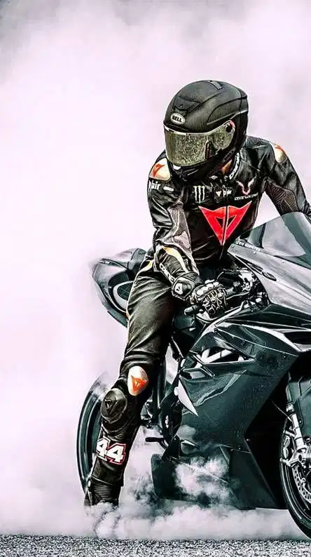 Xử lý tình huống giao thông an toàn Biker giữ tư thế vững vàng để kiểm soát tình huống trên đường