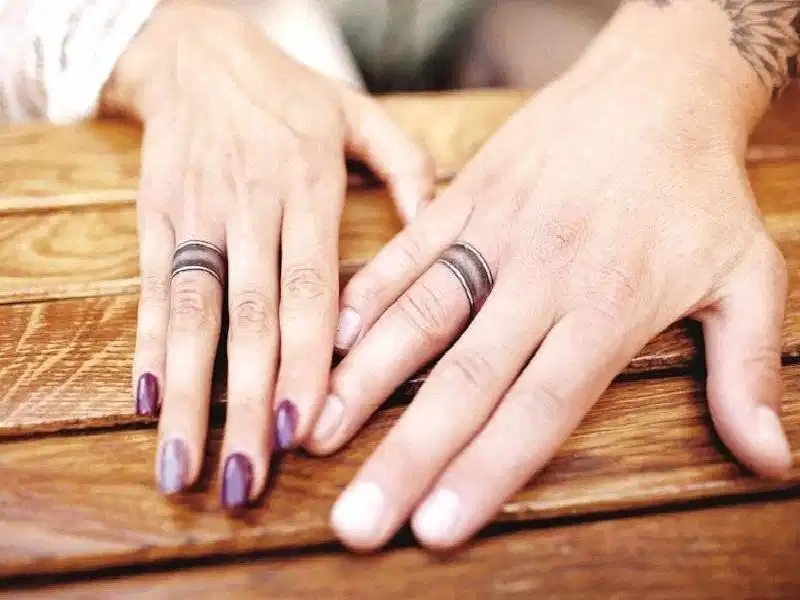 Hình xăm nhẫn cho các cặp đôi ở ngón áp út