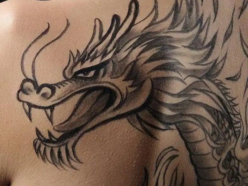 Hình xăm rồng tối giản với các đường nét thanh mảnh
