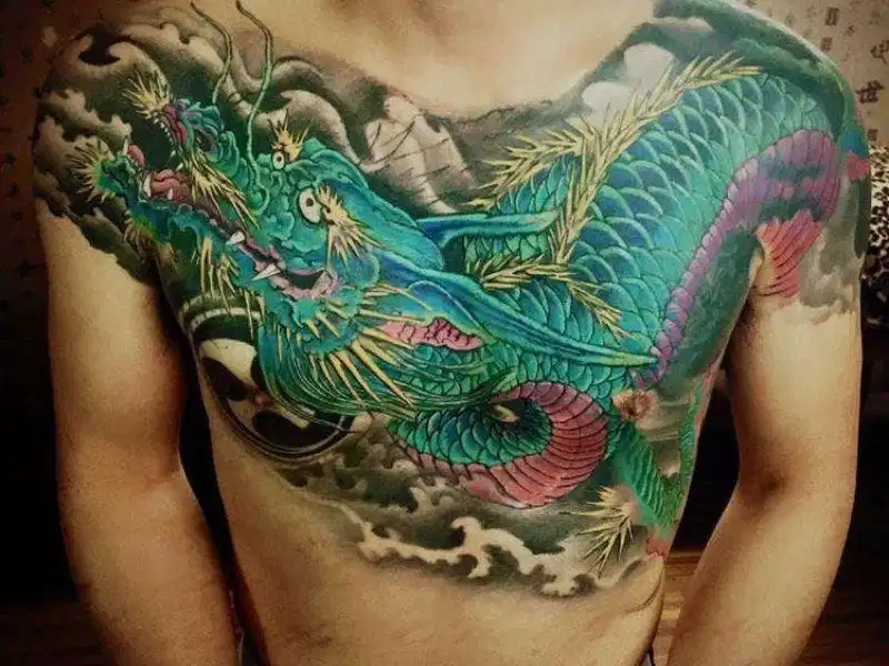 Hình xăm rồng màu nổi bật trên khuôn ngực nam giới